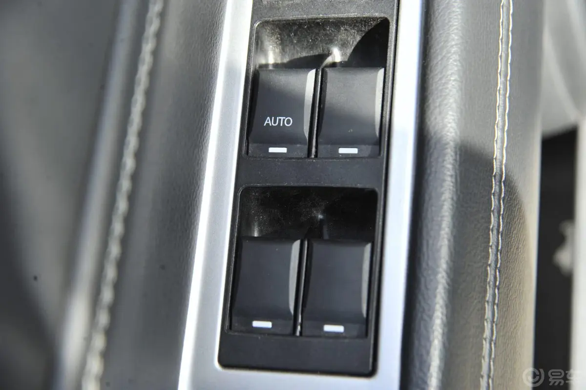 指南者(进口)改款 2.4L 自动 豪华版车窗升降键