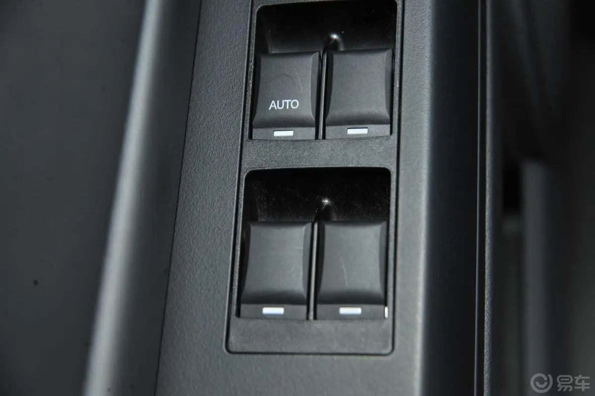自由客改款 2.0L CVT 运动增强版车窗升降键