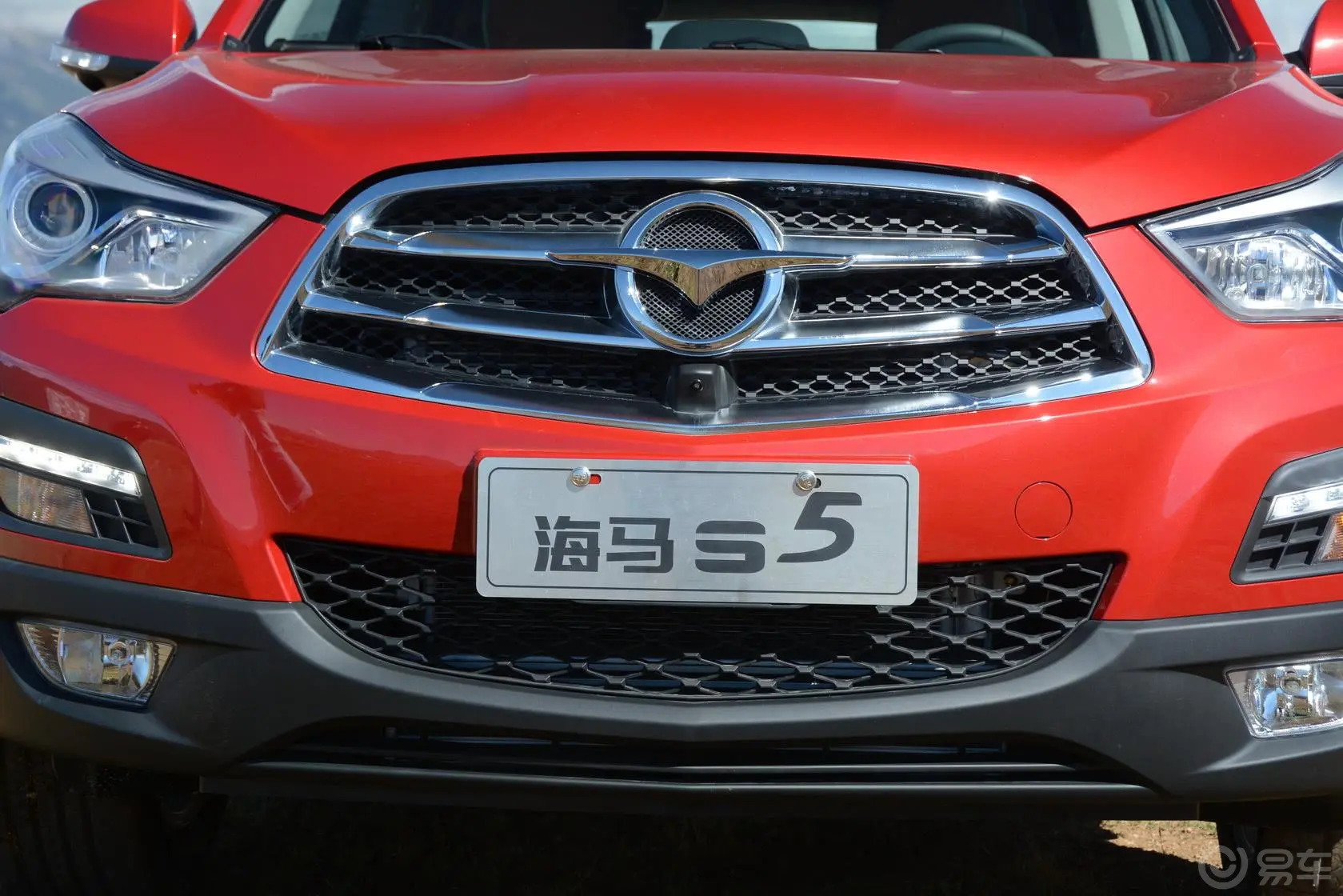 海马S51.5T CVT 智能豪华型运动版前格栅侧俯拍