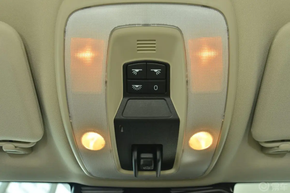 沃尔沃S602.0T 手自一体 T5 智越版前排车顶中央控制区