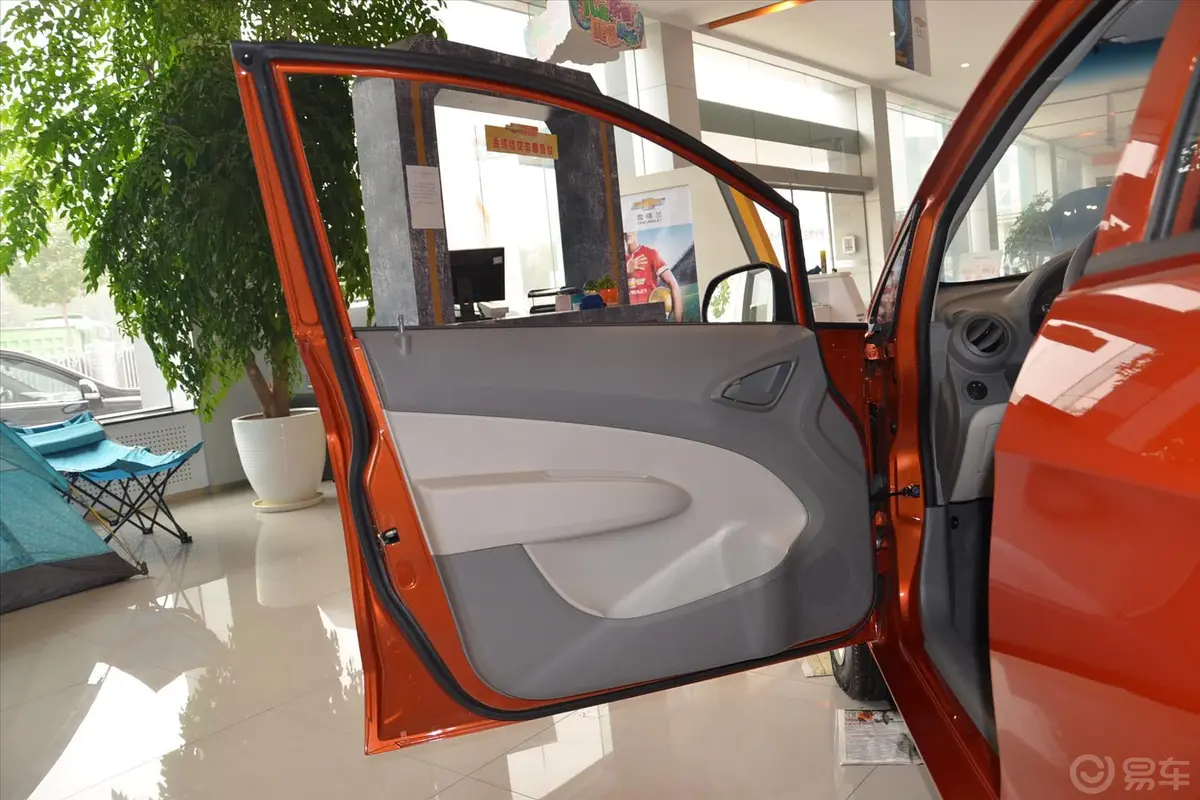 赛欧3两厢 1.2 SE EMT 理想版驾驶员侧车门内门板