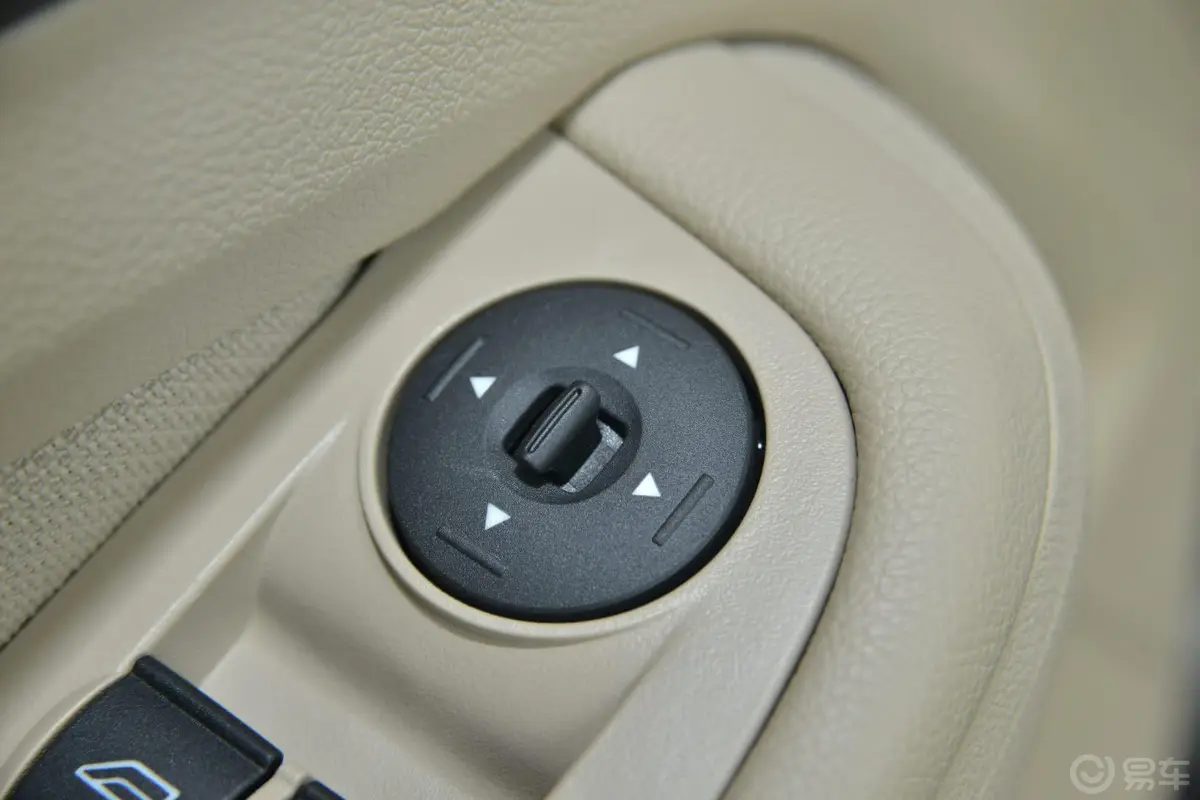 福克斯三厢 经典款 1.8L 手动 基本型外后视镜控制键