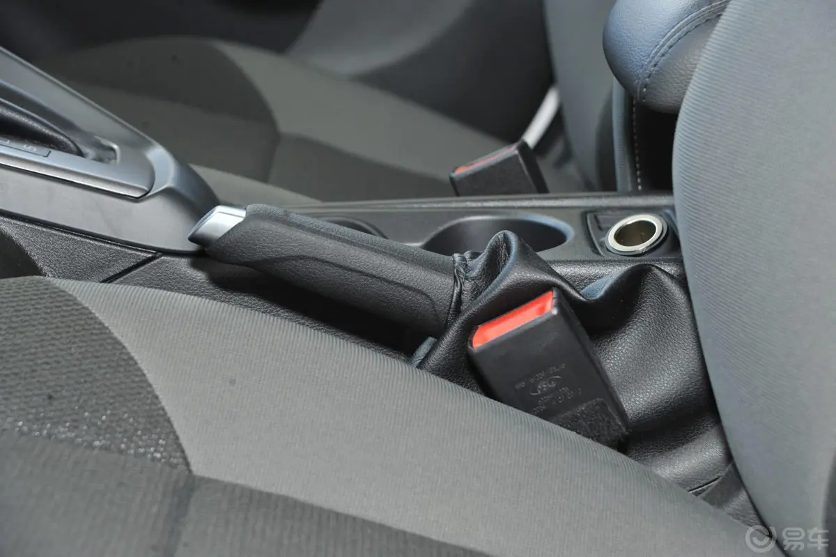 福克斯两厢 1.6L 自动 舒适型驻车制动（手刹，电子，脚刹）