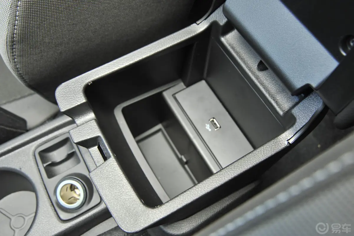 福克斯两厢 1.6L 自动 舒适型前排中央扶手箱空间