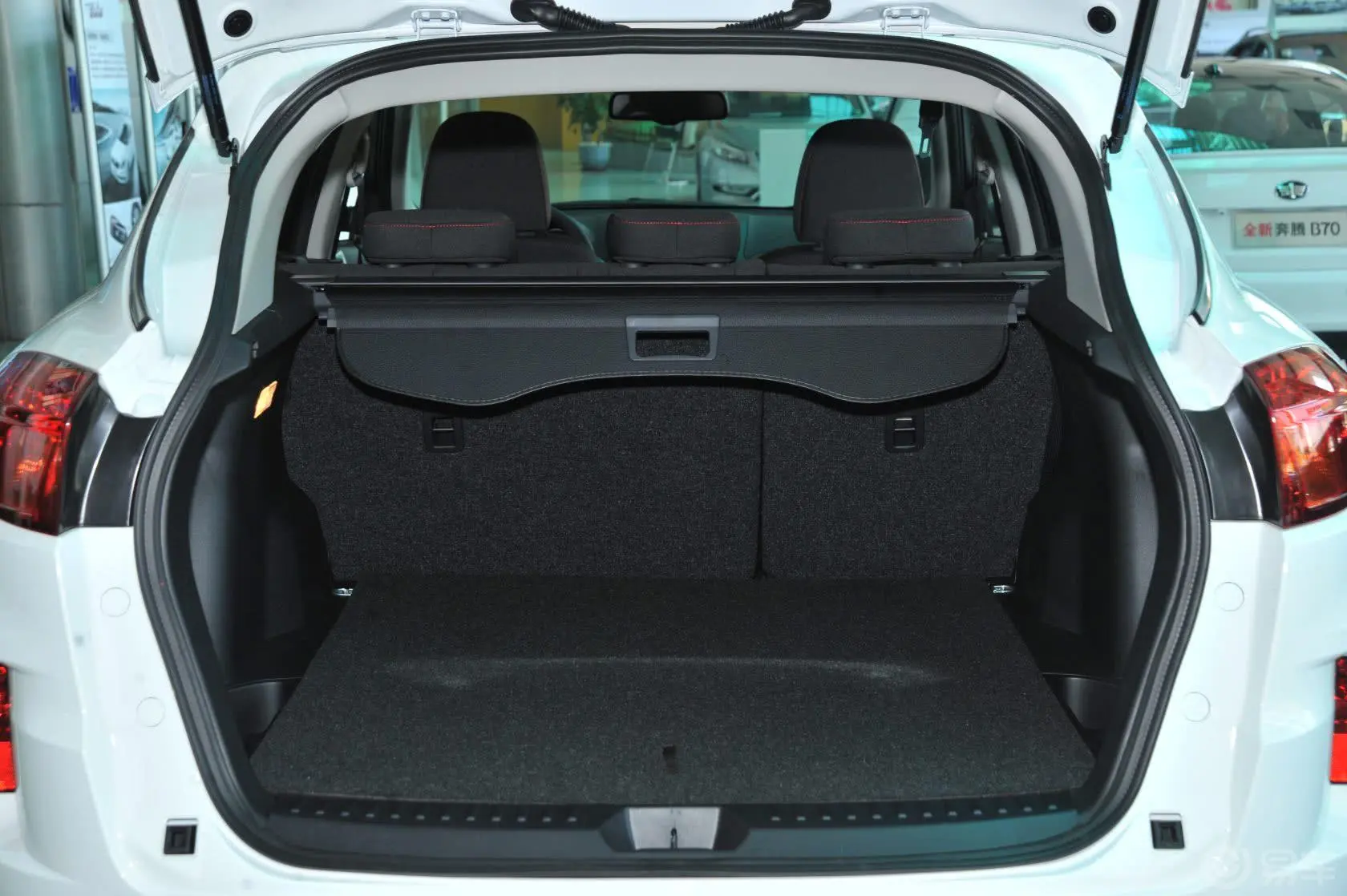 奔腾X802.0L 自动 舒适 周年纪念型行李箱空间