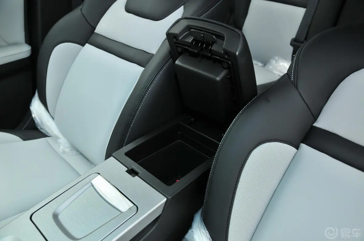 优6 SUV1.8T 时尚型前排中央扶手箱空间