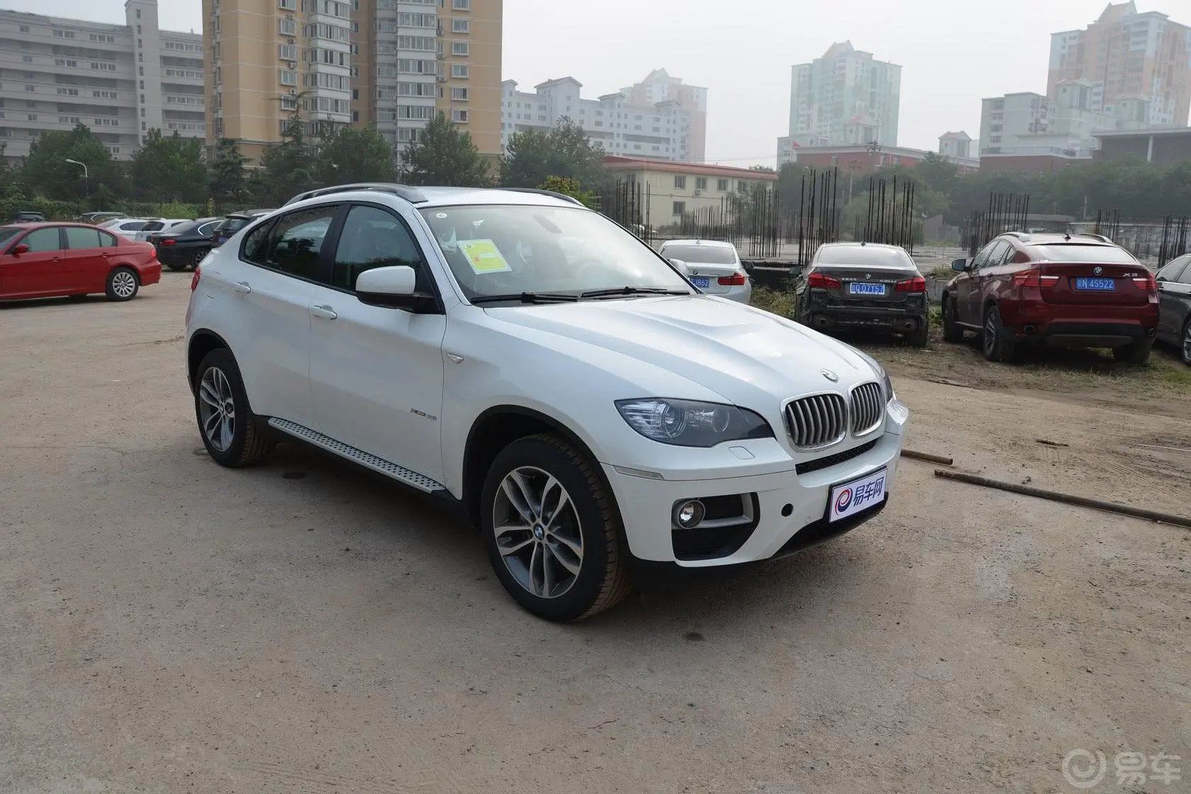 宝马X6xDrive35i侧前45度车头向右水平