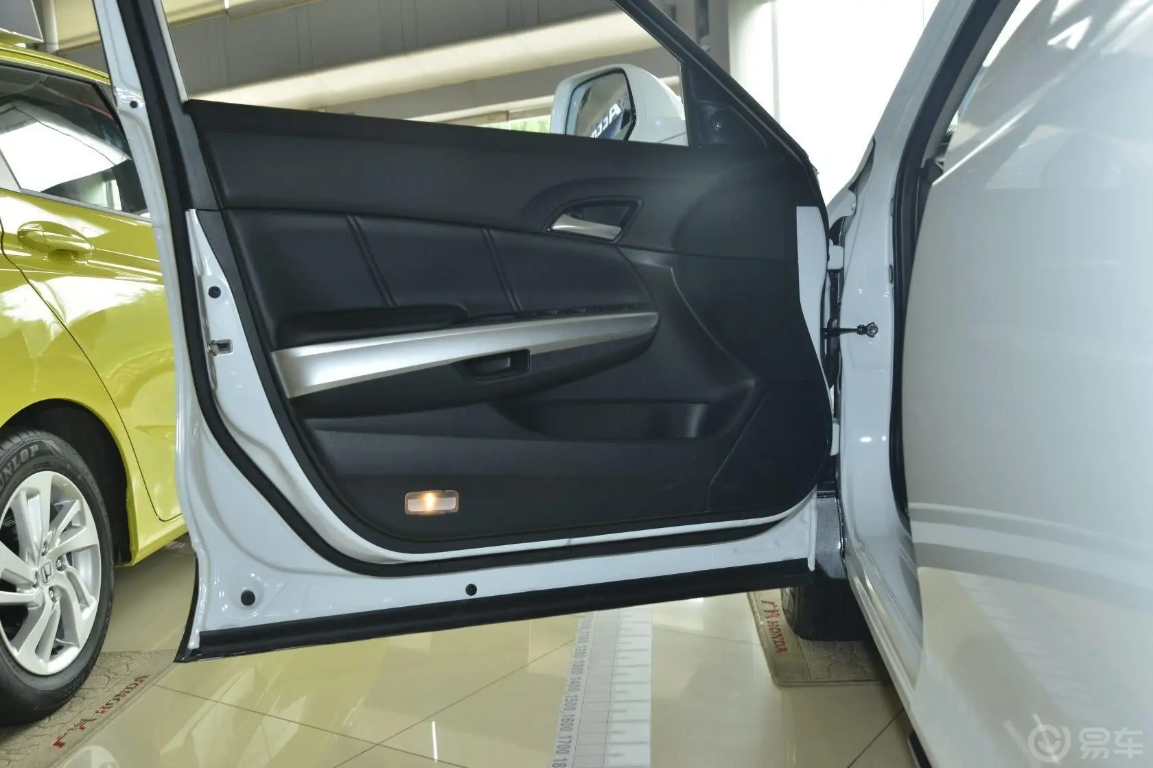 歌诗图2.4L 自动 豪华导航版驾驶员侧车门内门板