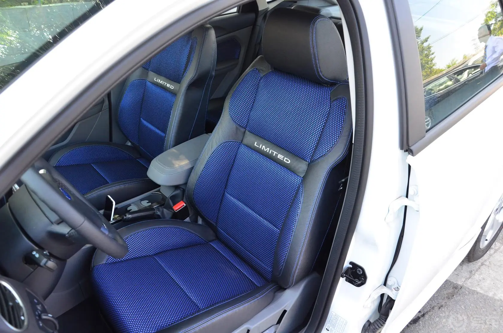 福克斯两厢 经典版 1.8L 自动 酷白典藏版驾驶员座椅