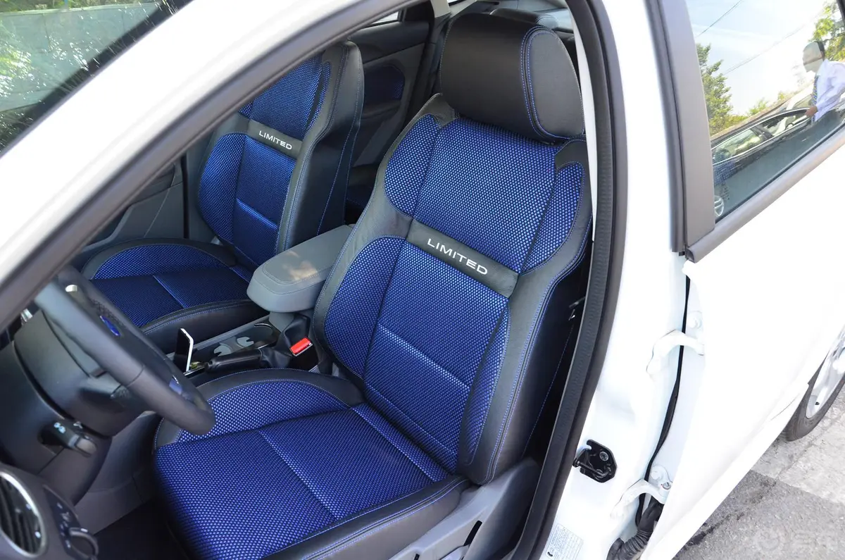 福克斯两厢 经典版 1.8L 自动 酷白典藏版驾驶员座椅
