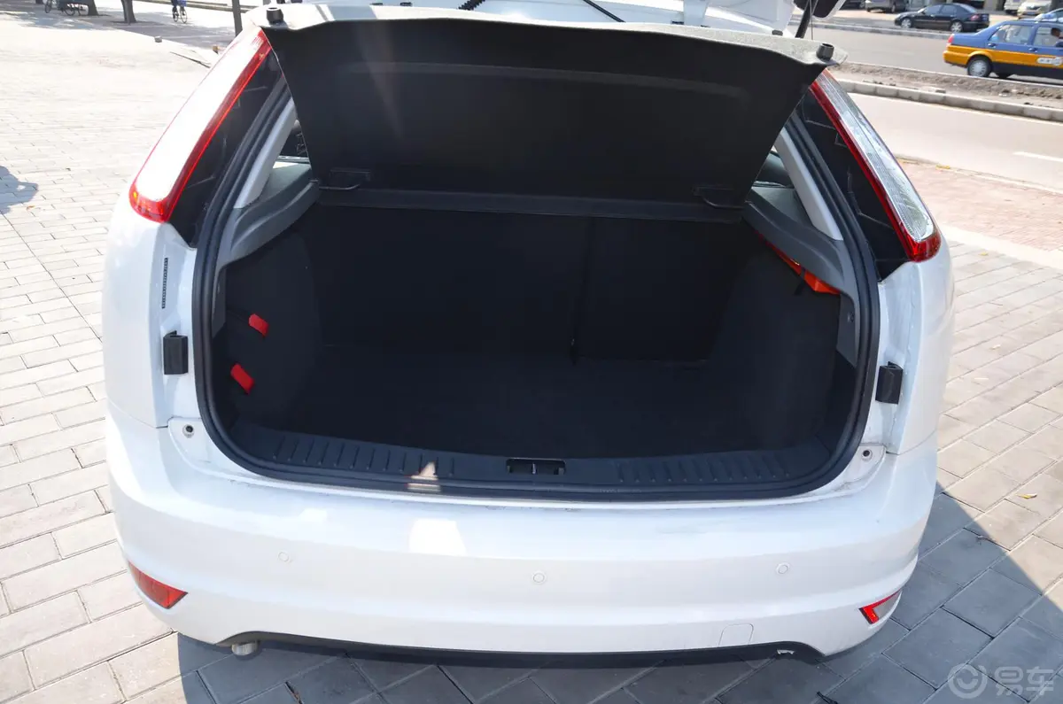 福克斯两厢 经典版 1.8L 自动 酷白典藏版行李箱空间