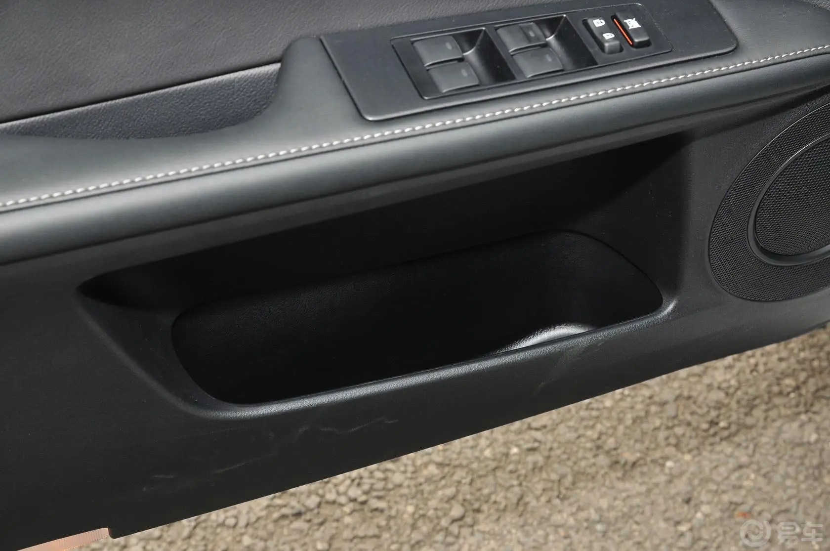 雷克萨斯ES300h 舒适版驾驶员门储物盒