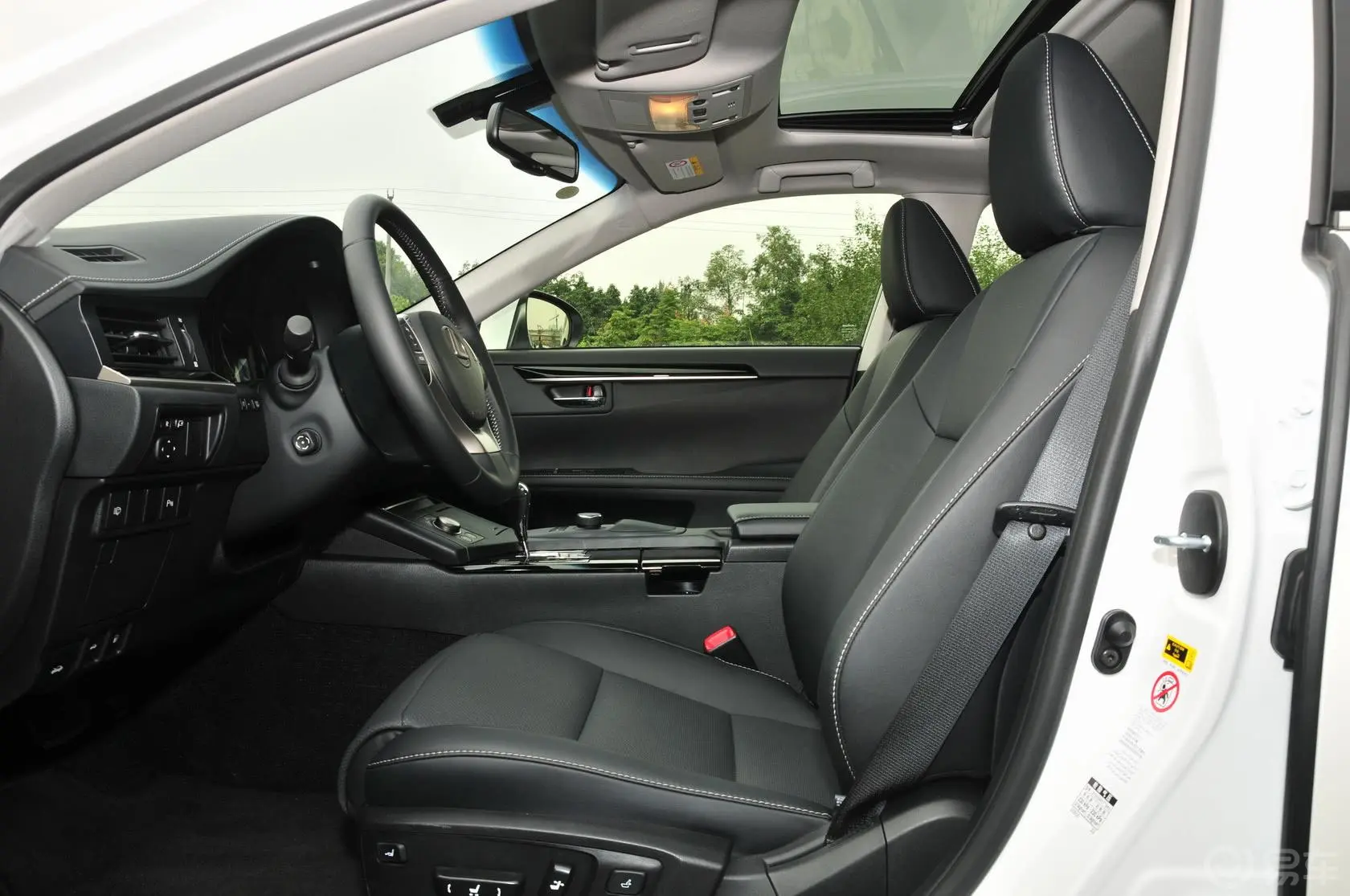 雷克萨斯ES300h 舒适版前排空间