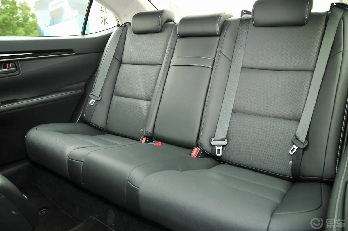 雷克萨斯ES300h 舒适版后排座椅