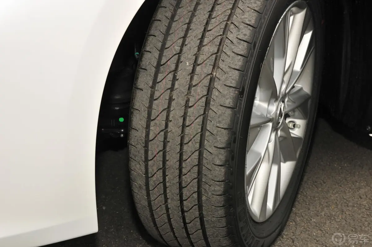 雷克萨斯ES300h 舒适版轮胎花纹