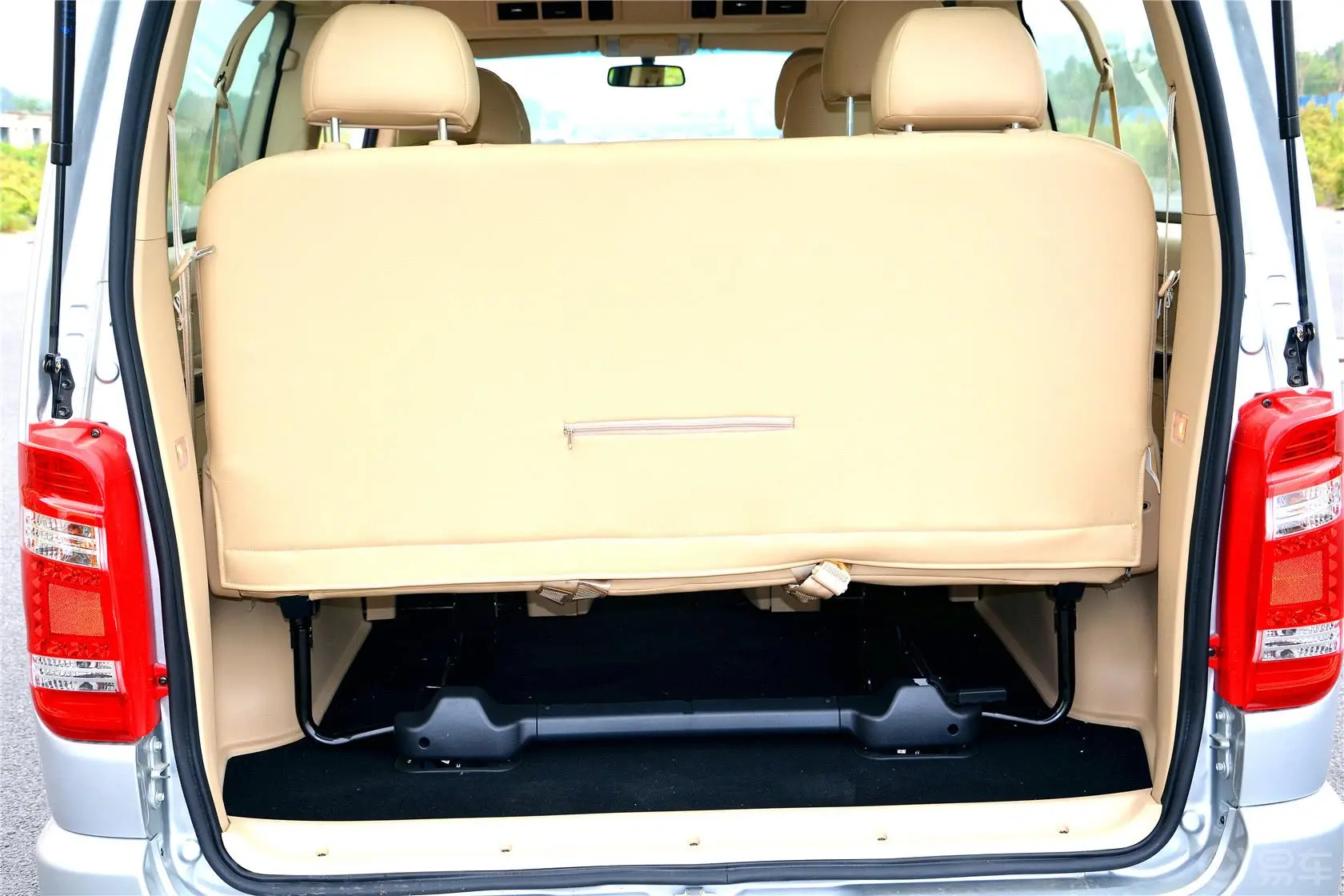阁瑞斯2.4L 手动 标准型 长轴 9座行李箱空间