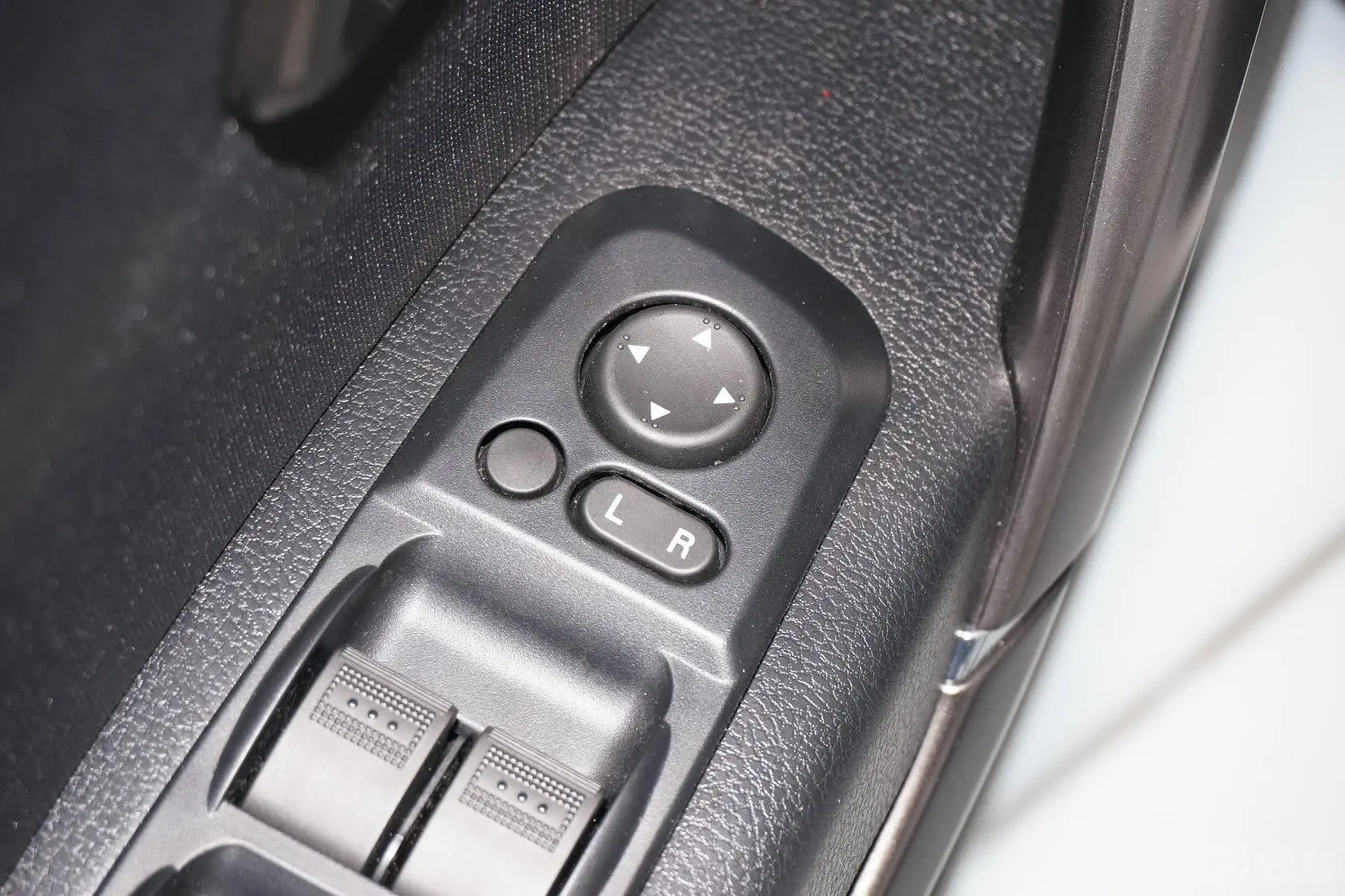 奔腾X802.0L 自动 舒适 周年纪念型外后视镜控制键