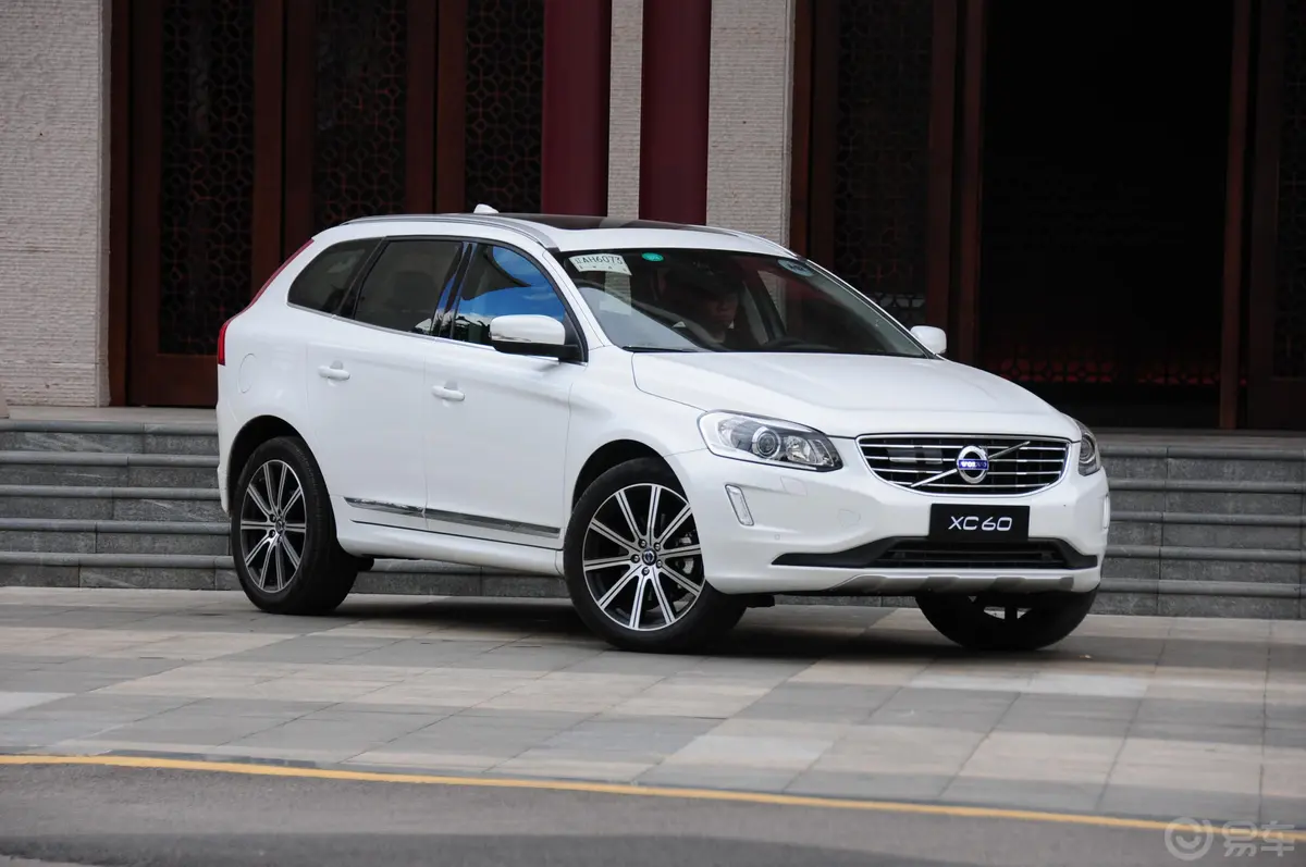 沃尔沃XC60T6 AWD 智越版侧前45度车头向右水平