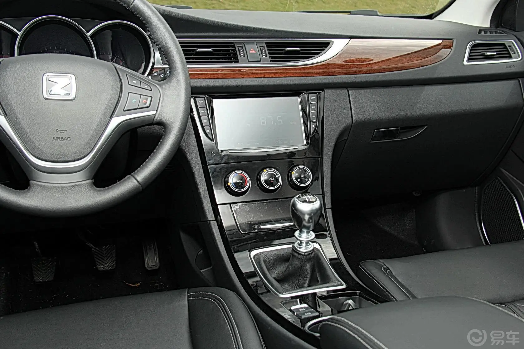 众泰Z5001.5T 手动 豪华型中控台驾驶员方向