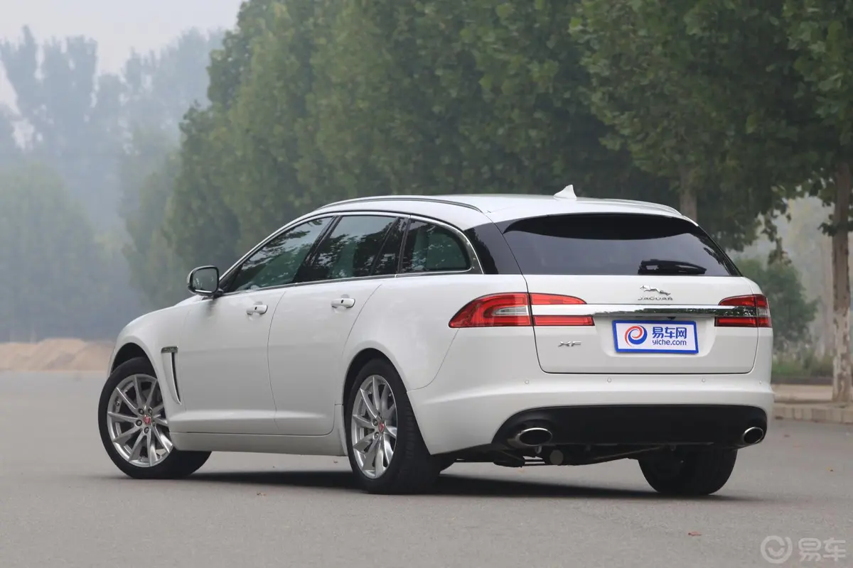 捷豹XF2.0T Sportbrake 豪华版侧后45度车头向左水平