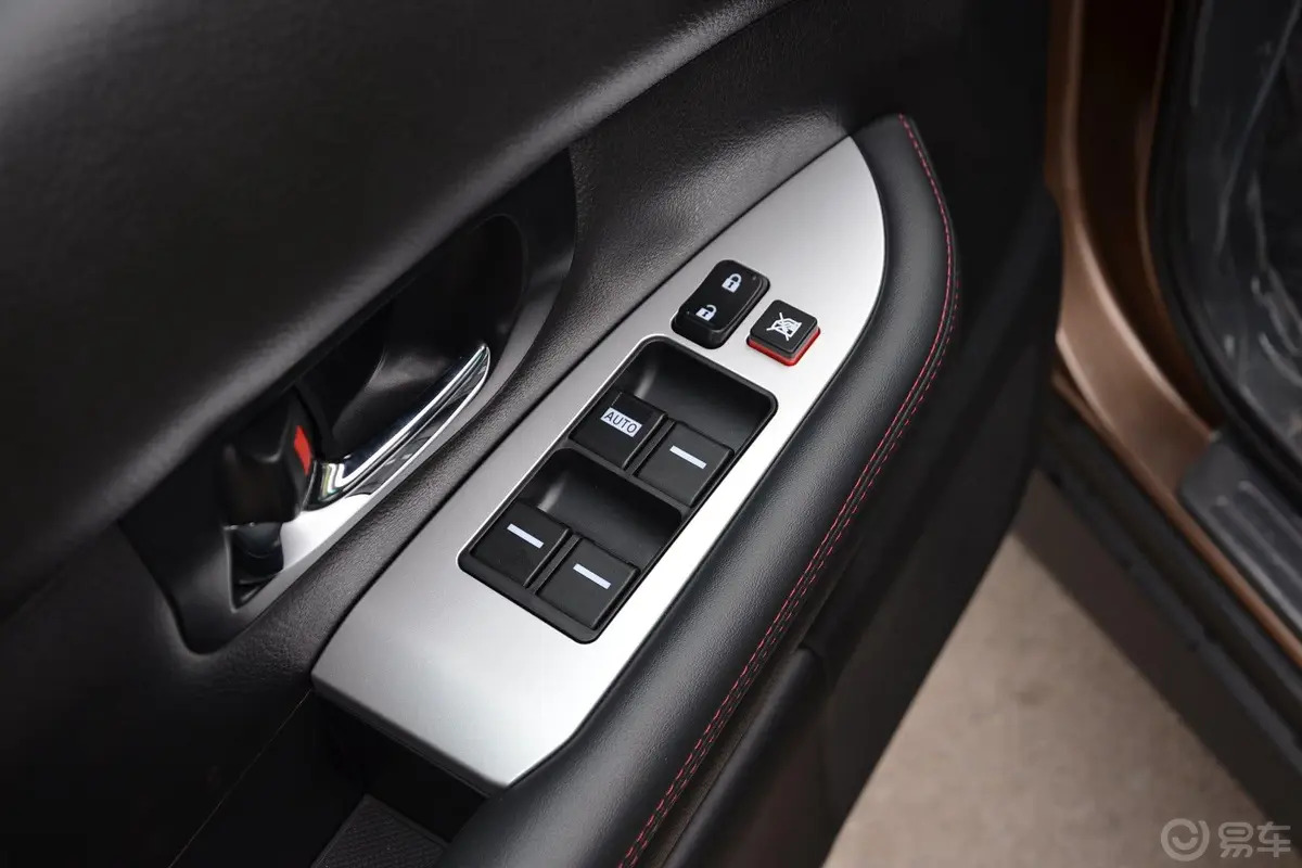 比亚迪S62.4L 手自一体 尊贵版 7座车窗升降键
