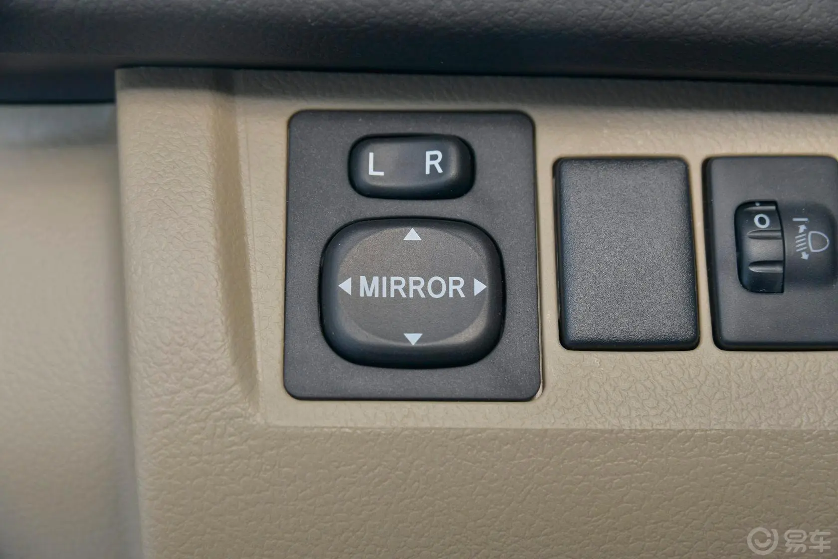 汉兰达3.5L 自动 四驱 豪华型 7座外后视镜控制键