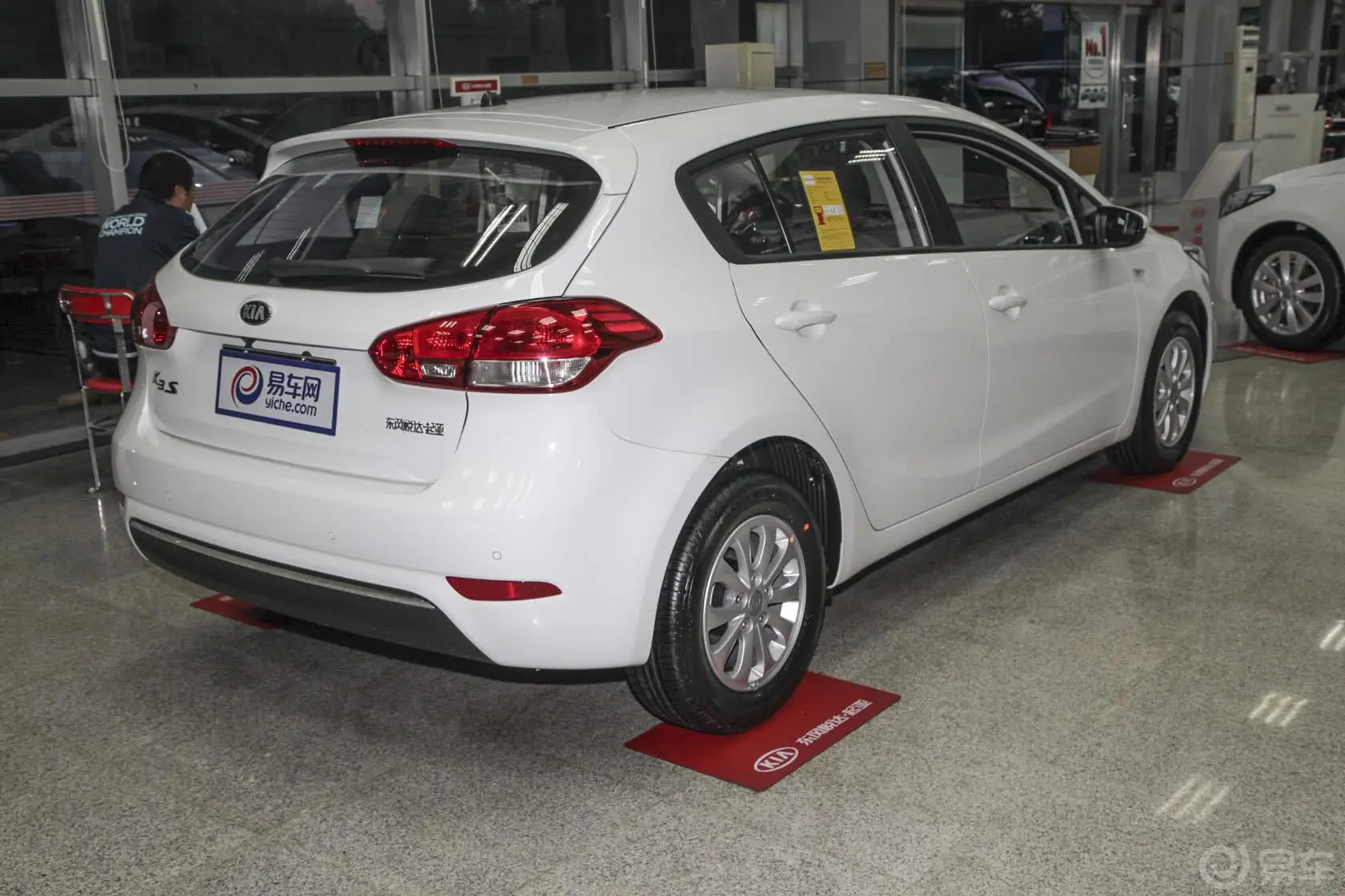 起亚K3S1.6L 自动 GL侧后45度车头向右水平