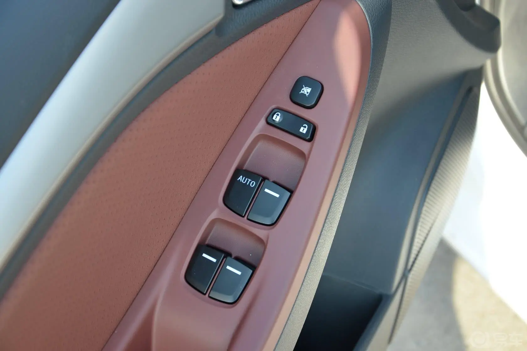 比亚迪G51.5TID 双离合 尊贵型车窗升降键