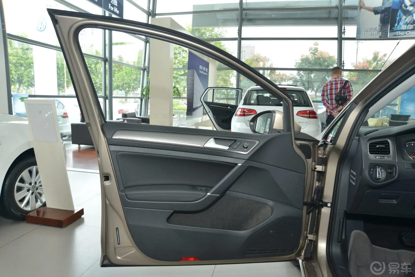 高尔夫1.6L 自动舒适型驾驶员侧车门内门板