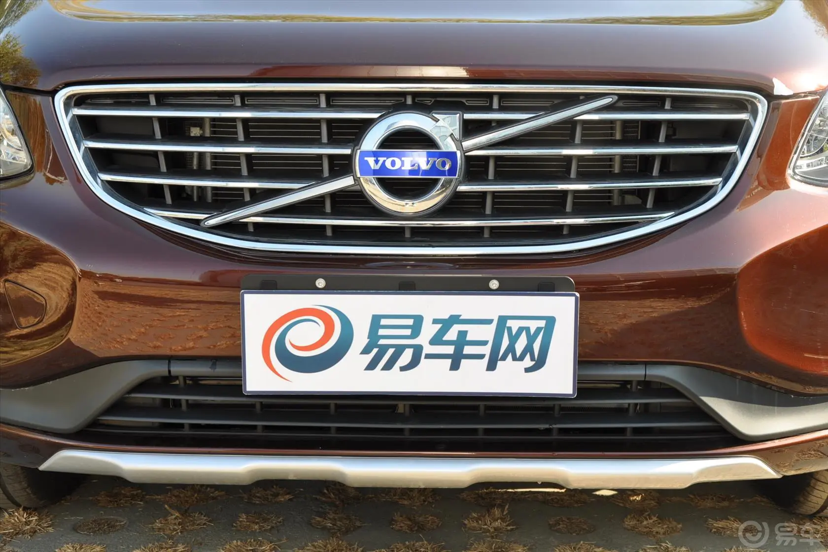 沃尔沃XC60T5 智行版前格栅侧俯拍