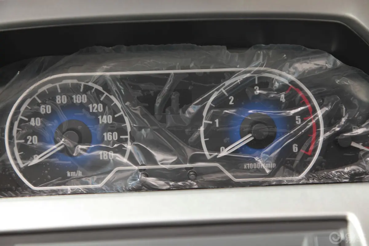 新途V802.5T 短轴 低顶 尊杰仪表盘