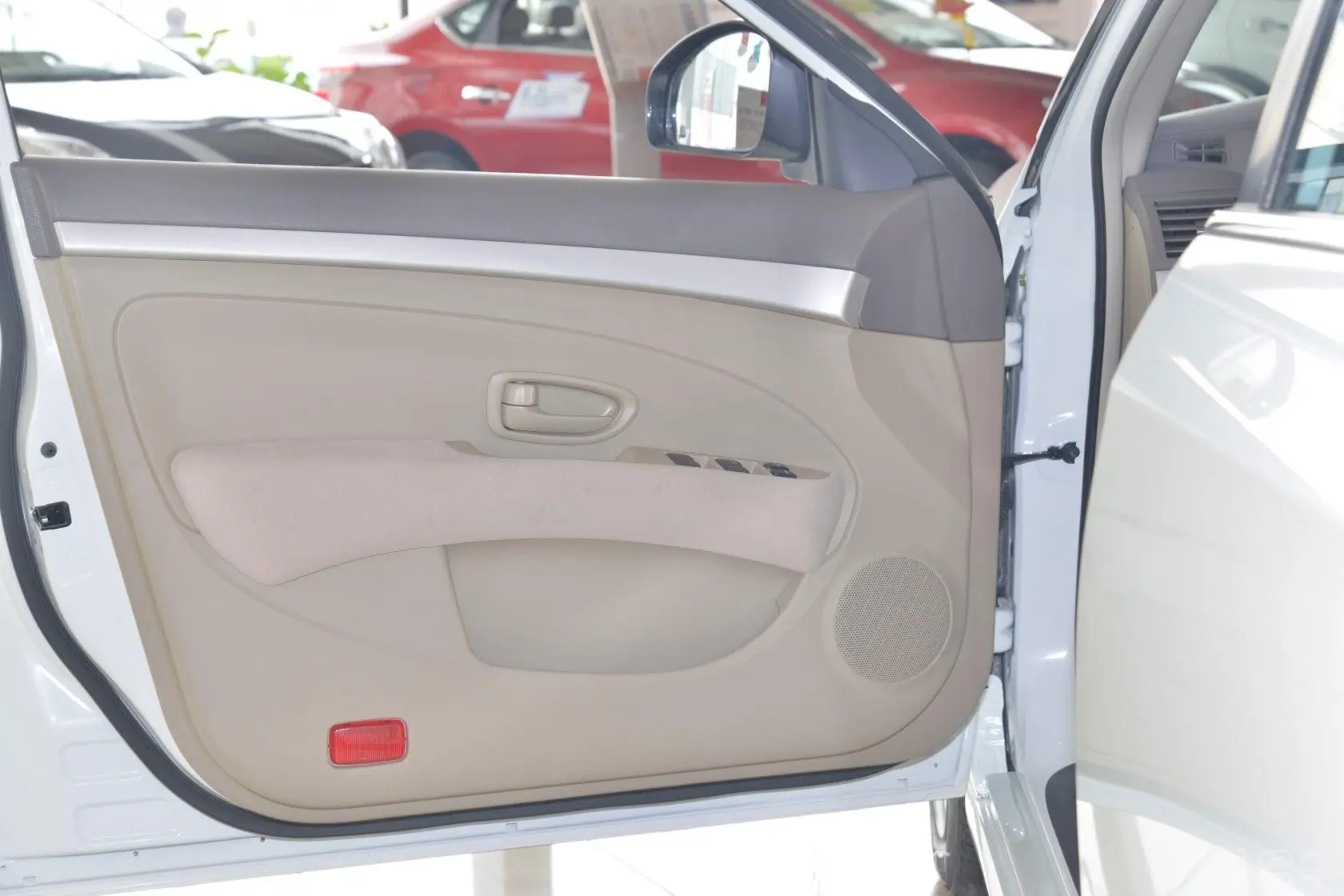 轩逸1.6L 手动 XE 经典舒适版驾驶员侧车门内门板
