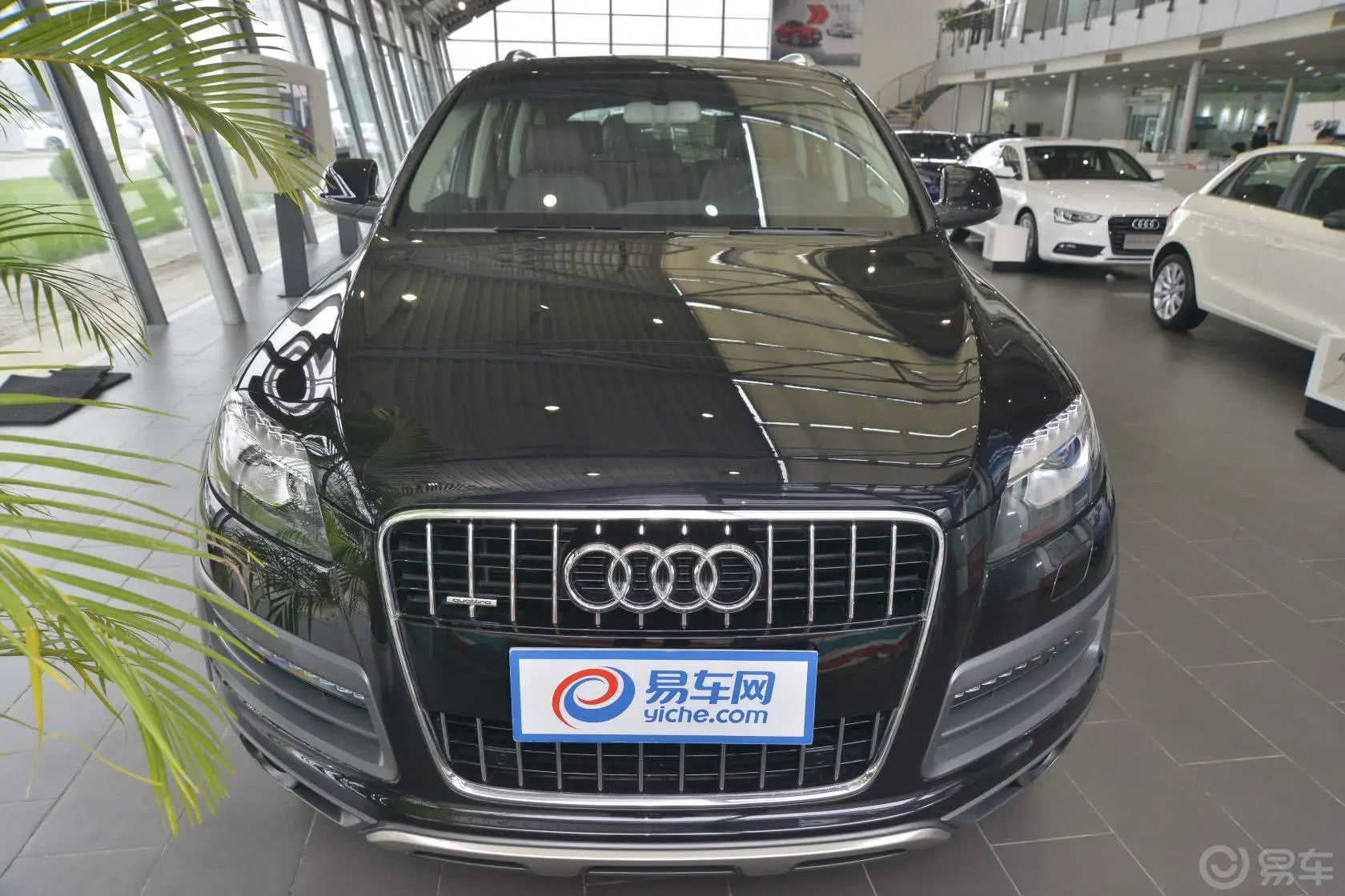 奥迪Q740 TFSI quattro 越野型前格栅侧俯拍