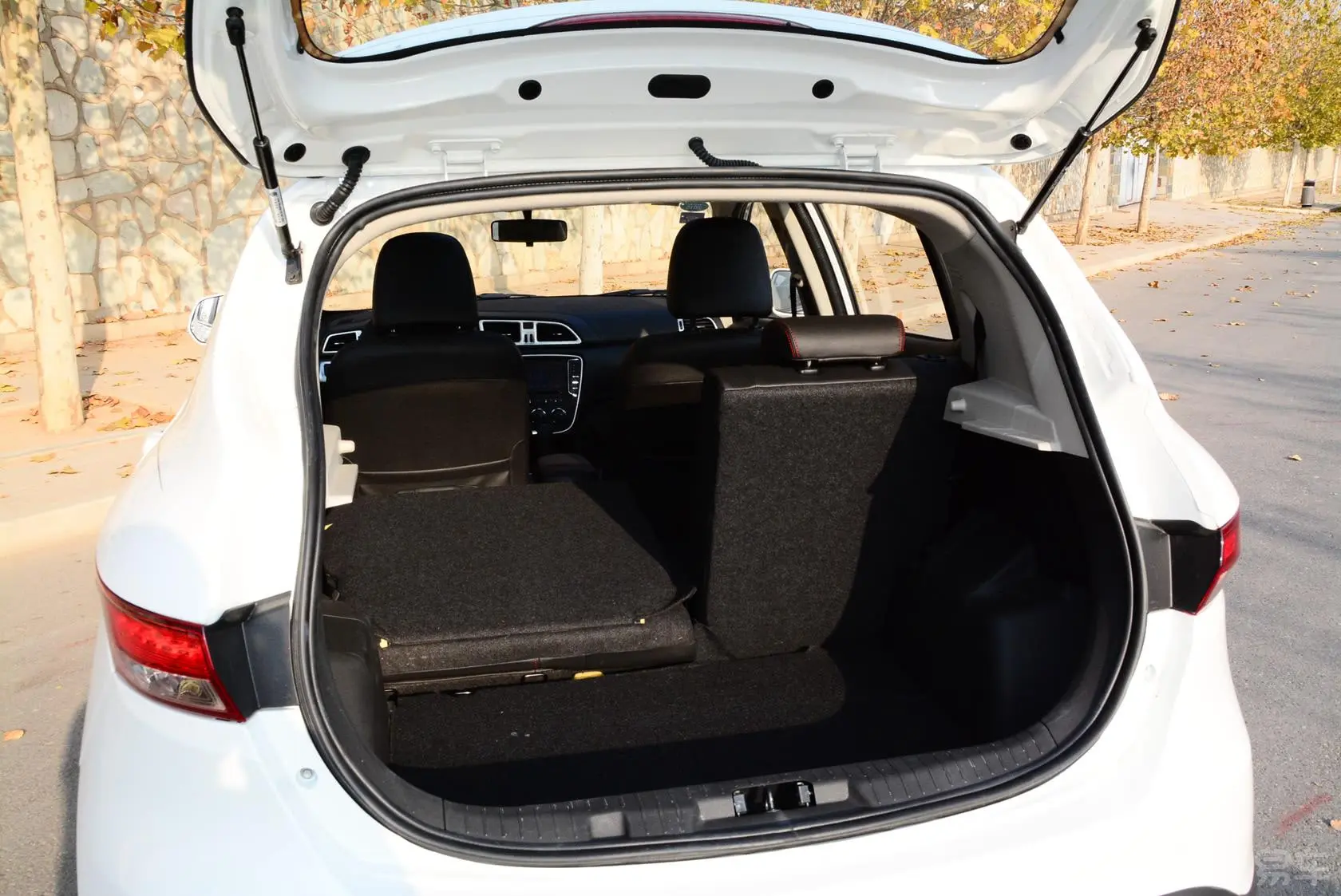 骏派D601.8L 自动尊贵型行李箱空间