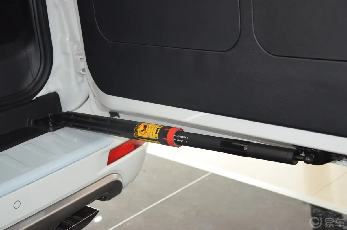 哈弗H92.0T 手自一体 标准型行李厢支撑杆