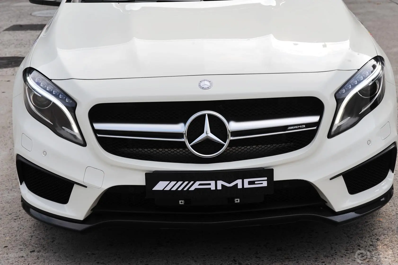 奔驰GLA AMGGLA 45 AMG 4MATIC前格栅侧俯拍