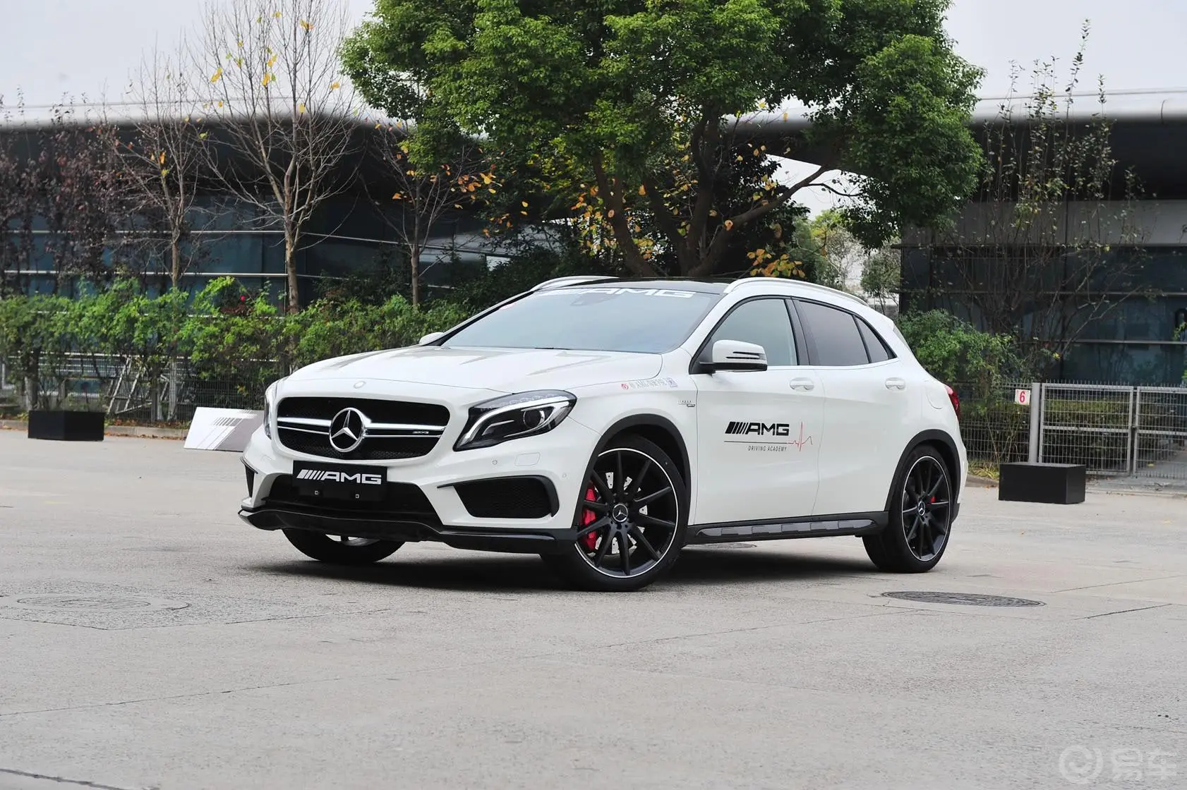 奔驰GLA AMGGLA 45 AMG 4MATIC侧前45度车头向左水平