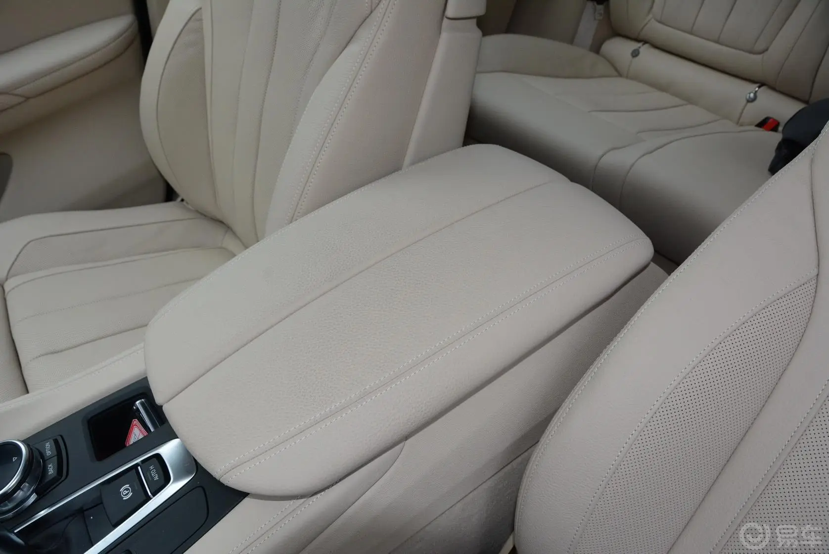 宝马X6xDrive50i M运动型前排中央扶手箱