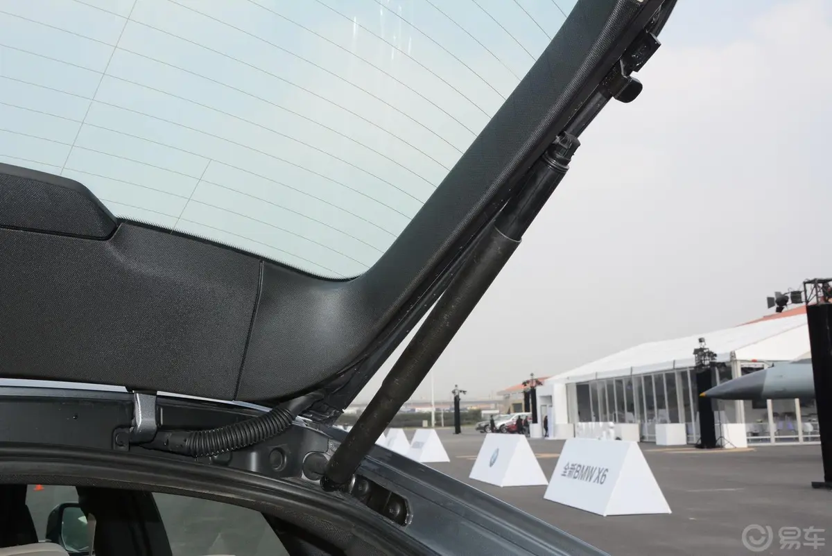 宝马X6xDrive50i M运动型行李厢支撑杆