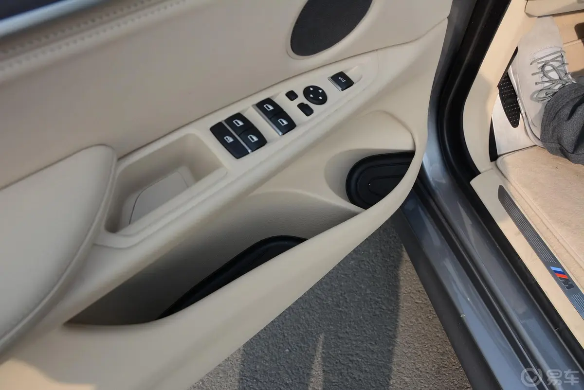 宝马X6xDrive50i M运动型外后视镜控制键