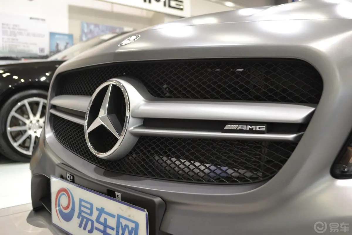 奔驰GLA AMGGLA 45 AMG 4MATIC前格栅侧俯拍