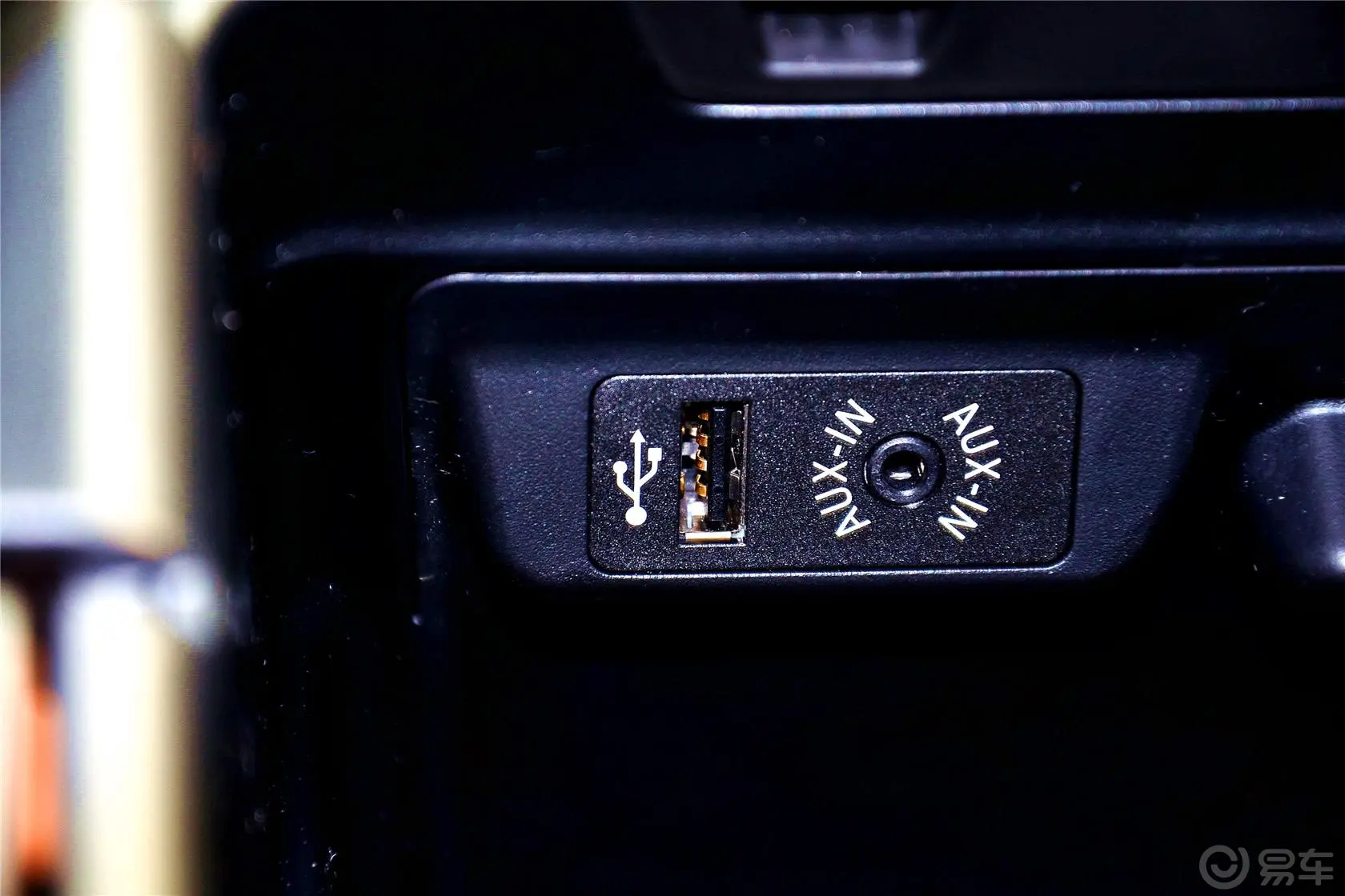 宝马X6xDrive35i 尊享型AUX接口