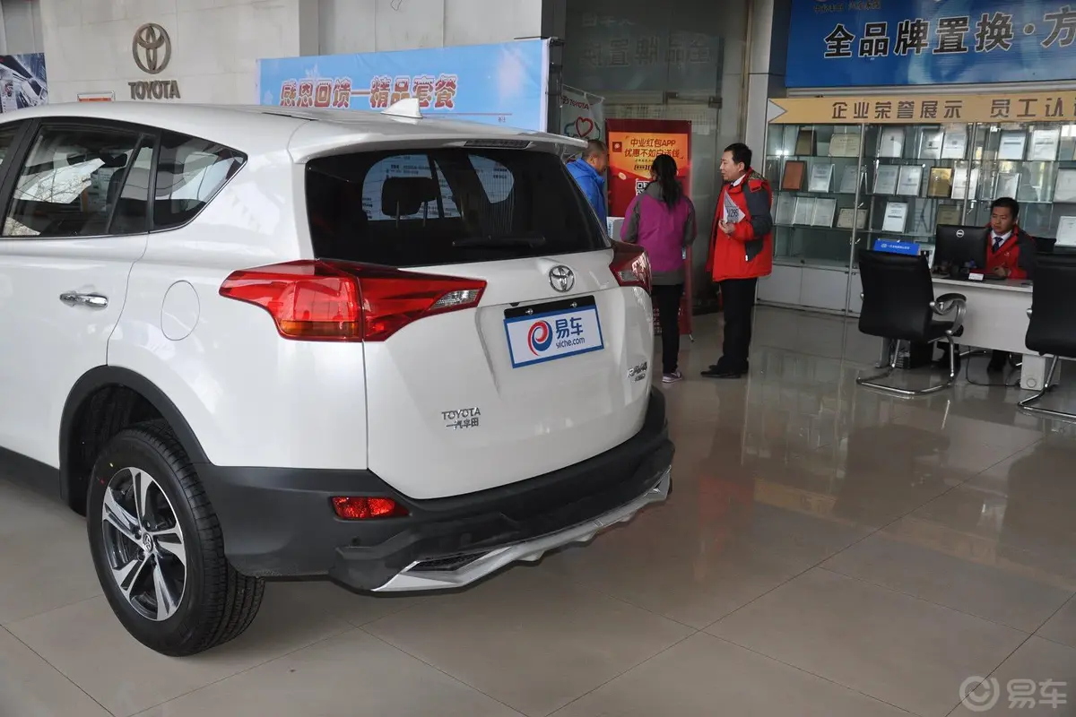 RAV4荣放2.0L CVT 新锐版车尾局部