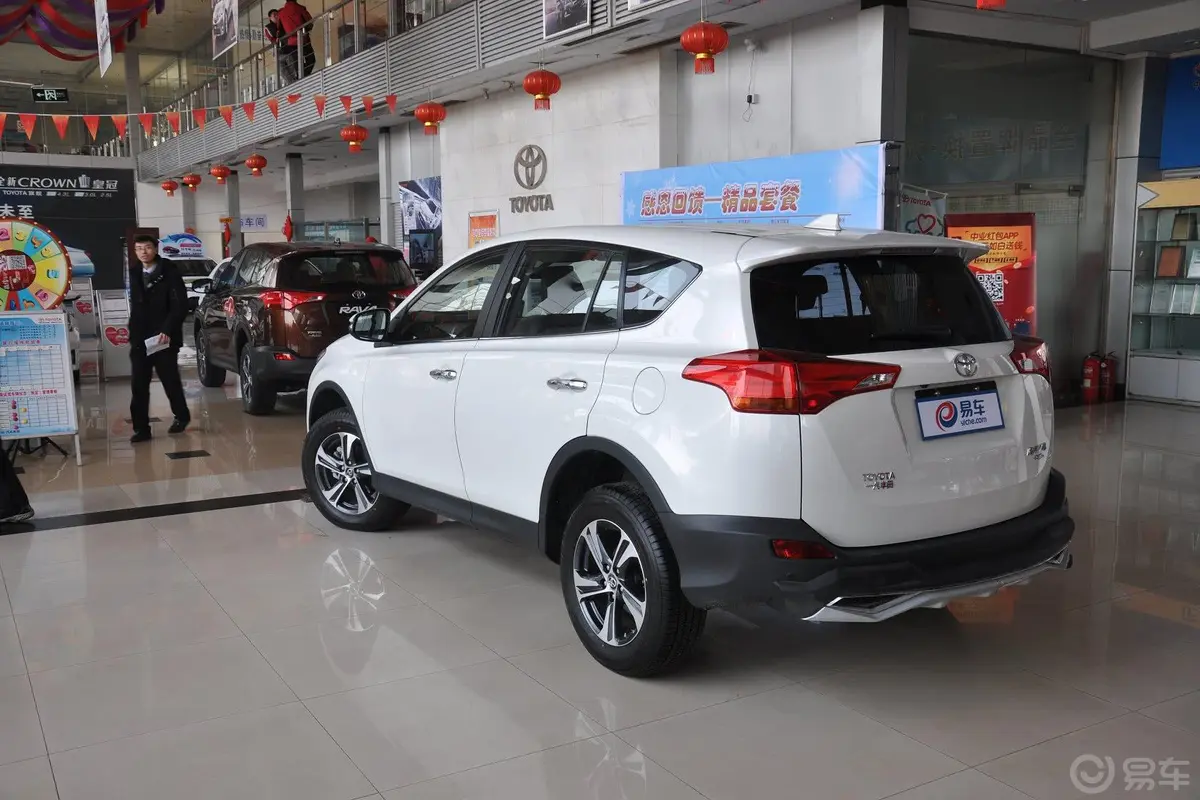 RAV4荣放2.0L CVT 新锐版侧后45度车头向左水平