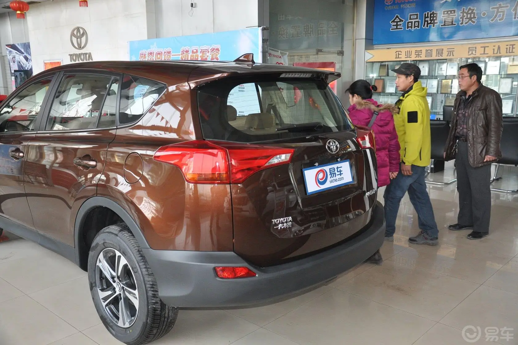 RAV4荣放2.0L CVT 都市版车尾局部