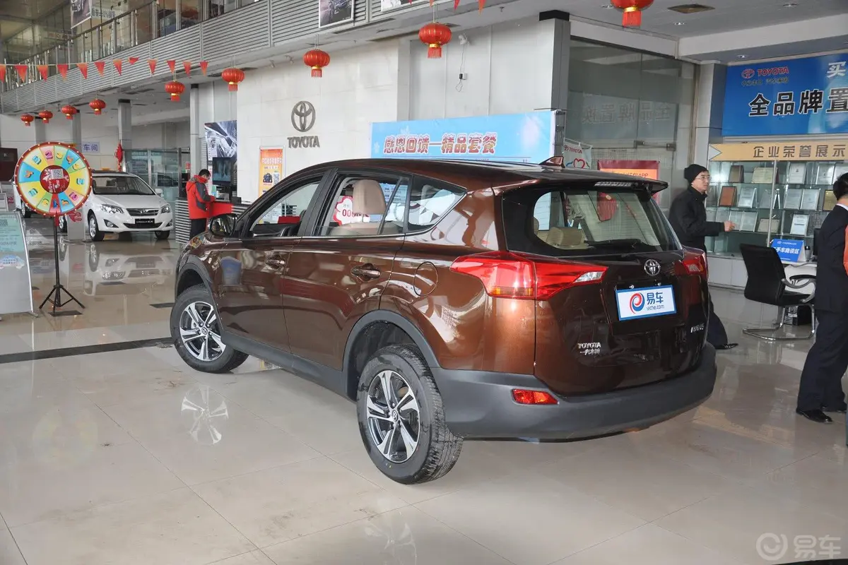 RAV4荣放2.0L CVT 都市版侧后45度车头向左水平