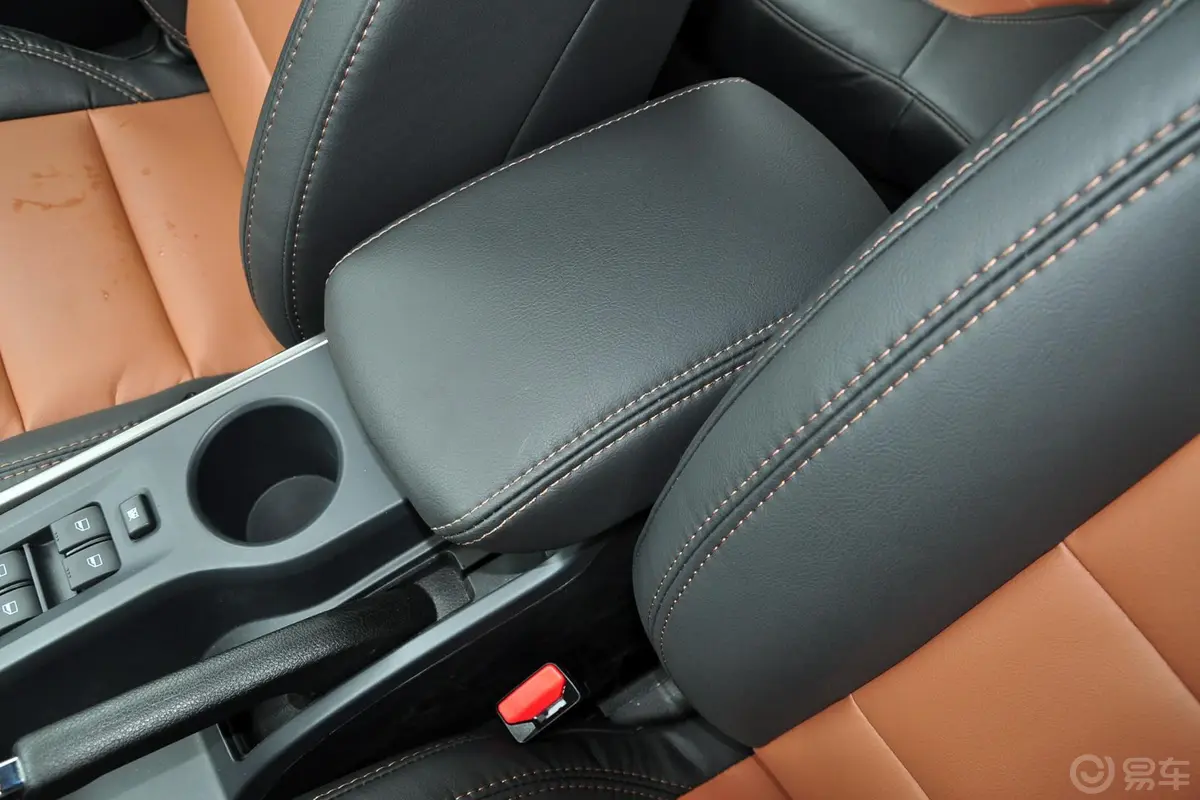 海马S51.5T CVT 舒适型运动版前排中央扶手箱