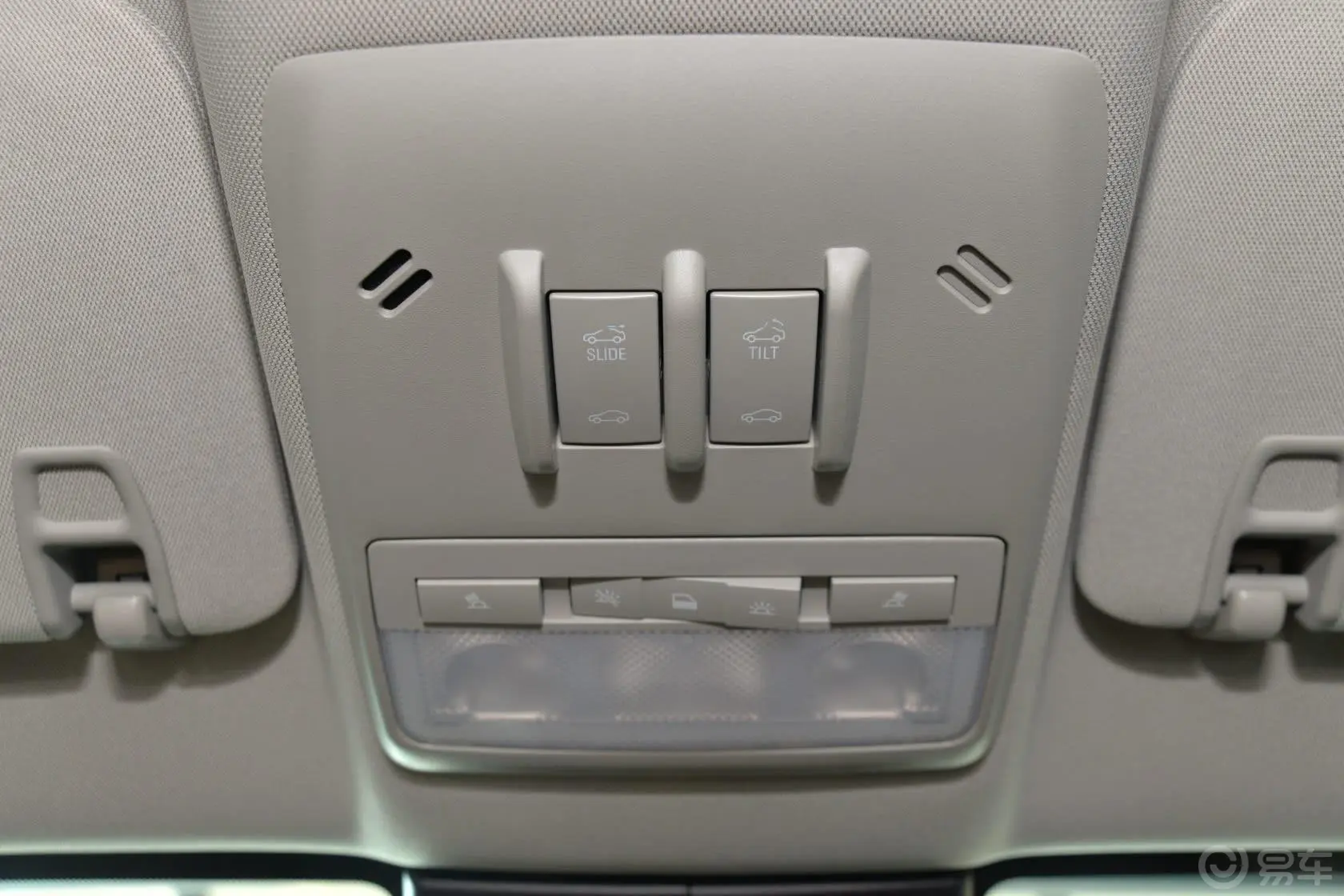 昂科拉1.4T 自动 两驱 母亲节特供版前排车顶中央控制区