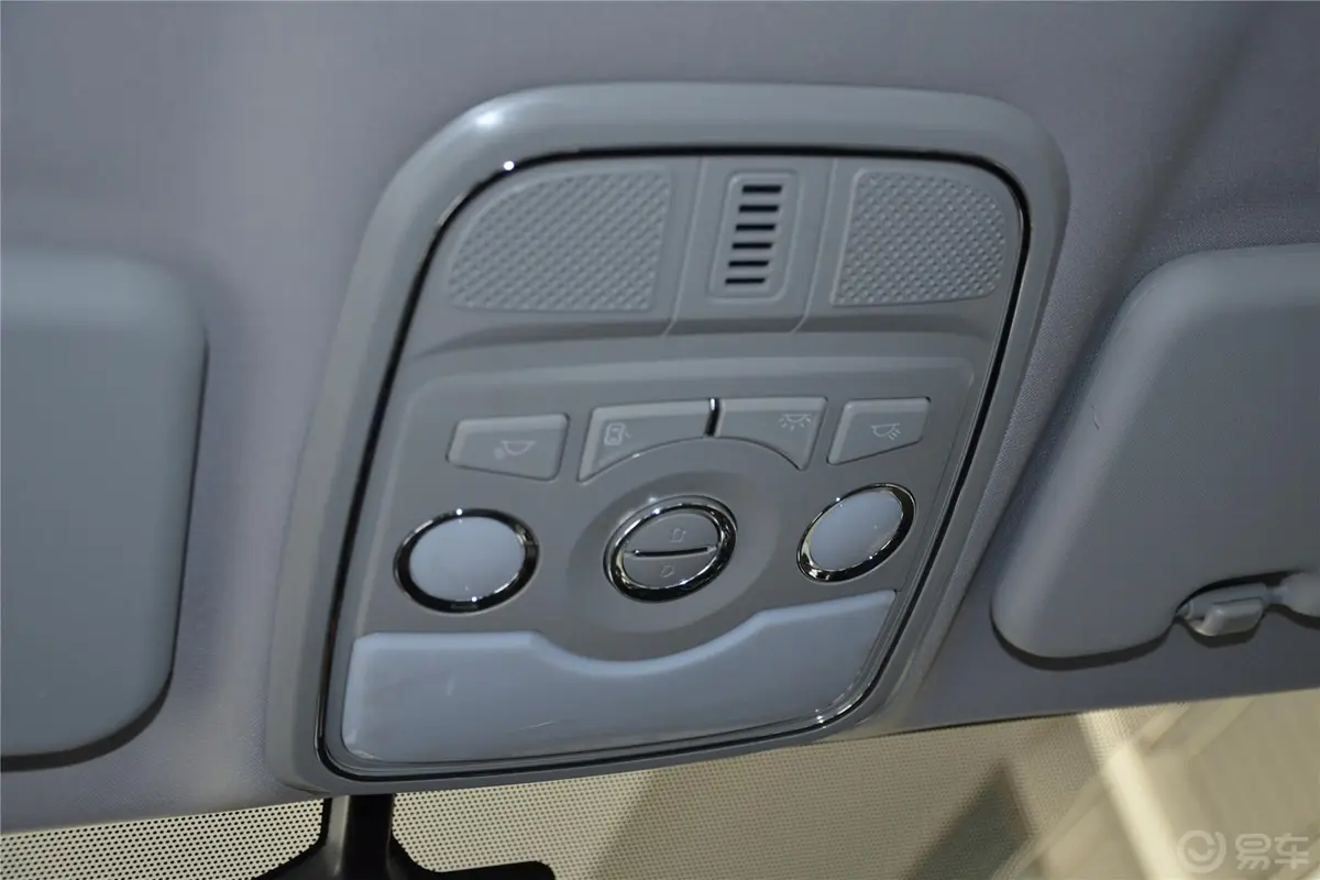 哈弗H6升级版 1.5T 手动 两驱 精英型前排车顶中央控制区