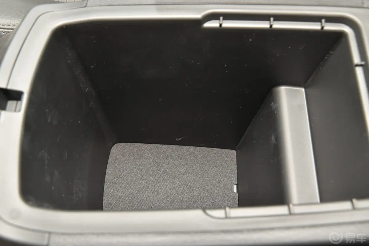 索兰托2.2L 柴油 至尊版 七座前排中央扶手箱空间